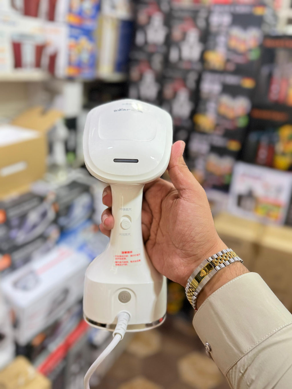 Hand held garment steamer